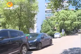 没房产证就要交停车费？买架空层改住房，新物业来了，业主待遇变成租户！居民投诉，到底谁有理？图片