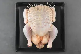 在家自制炸鸡，1整只鸡泡上这常见的食材，做出来的鸡肉好吃不腻图片