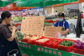 湖南卖菜大妈，把菜切好配好卖，来买的都是年轻人，评论区炸了锅图片