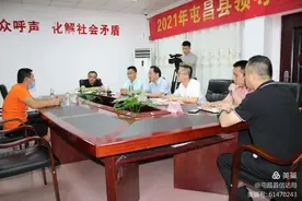 屯昌县县长梁誉腾接待来访群众，解决民生问题图片