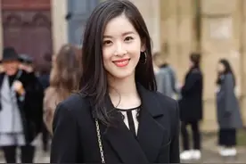 上海“奶茶妹妹”走红，身材苗条，笑容超甜图片