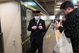 武汉“解封”后首趟返哈列车抵达哈尔滨西站图片