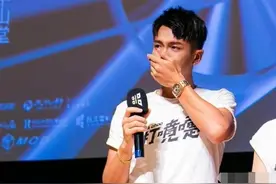 柯震东复出现场哭成了泪人，哽咽：这几年辛酸，很努力勇敢拼搏图片