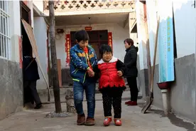 家有暖男！11岁男孩照顾22岁“婴儿姐姐”，教她走路喂她吃饭图片