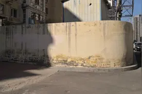 电线杆下建巨型水泥基座，干啥用的？图片