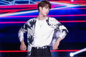 《快本》玩枕头大战，王一博转柱子表演“倒挂金钩”，胜负欲爆棚图片