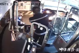 火了！宁波“救火淡定哥”3秒灭火图片