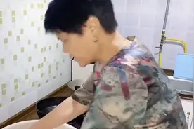 河南一婆婆早上四点厨房忙活，为抗灾人员烙饼，送完回家后却哭了图片