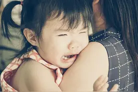 孩子躺地上哭闹撒泼？李玫瑾教授：4个方法让你不打不骂轻松应对图片