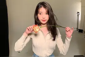歌手IU教你玩转韩系穿搭，毛线开衫是关键，腰细腿长太显身材图片