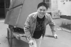 全村凑76个鸡蛋500块钱送他上大学，多年1亿带元回家报恩图片