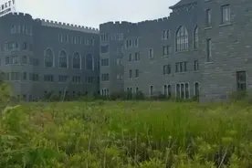 上海废弃的城堡酒店，杂草丛生阴森恐怖，为何被废至今是谜图片