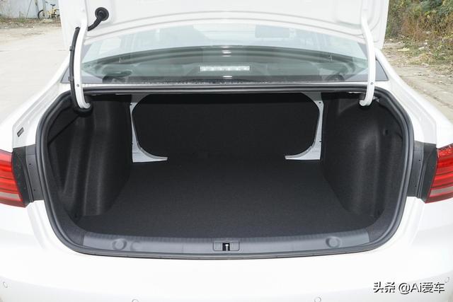 德系热销三厢家用车，6AT油耗5.6L，低价格高质量，实拍大众朗逸