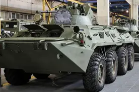 俄军BTR-82装甲车一车多用！不仅要在陆上疾驰，还要下海冒充蛟龙图片
