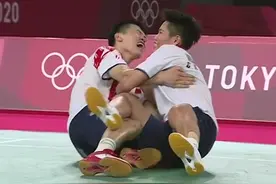 互戴金牌+动情拥抱，铜牌选手都看呆了！揭秘黄鸭组合：并非情侣图片