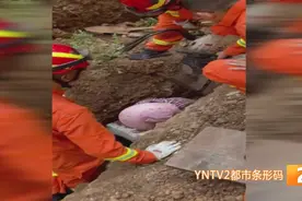 被深埋在土里仅露出了头部，呼吸太困难！消防立刻徒手掘土救人图片