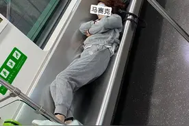 武汉地铁两女子当众做出不雅举动，还知道把脸挡上，有人规劝反被怼图片