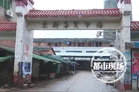 幼童农贸市场里哇哇大哭 只怪爷爷买菜太专心：“在和菜贩讲价”图片