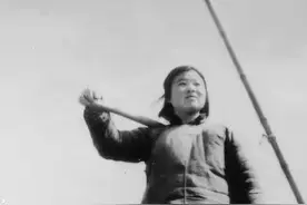 渔家女14岁成渡江一等功臣，晚年遇到张震，老将军：你是女英雄图片