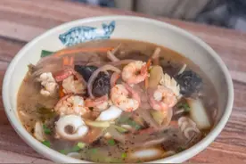 温州破屋里的40年老面馆，环境脏乱差，客人却络绎不绝，为情怀？图片