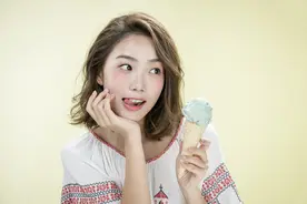 女人有眼袋不要慌，建议每晚睡前抹这眼霜，关键好用还不贵图片