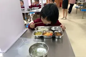 郑州小学开学第一天，入校、上课、吃饭，都是咋安排的？图片