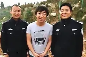 和警察合影不能乱站，黄渤、薛之谦都是反面教材，唯独撒贝宁机智图片