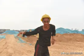 洛阳45岁农民工在工地跳霹雳舞：尘土中走出太空步，一字马信手拈来图片