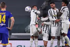 欧冠躲球一幕重演！C罗排人墙未起跳导致丢球 遭名记痛批图片