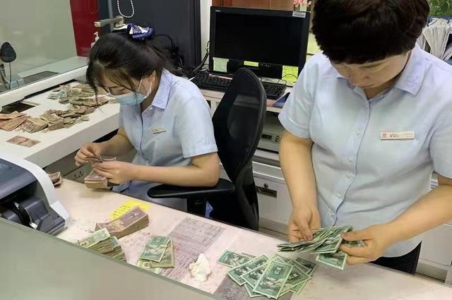 银行可以换零钱吗（工商银行榆林府谷三忻路支行优质服务换零钱荣获赞誉）