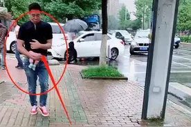 “坑娃老爹”带娃躲雨照火了，凑近一看，萌娃脸上的表情“亮”了图片