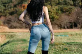小说：我帮美女同事捡手机看到一张图片，发现她有不为人知的秘密图片