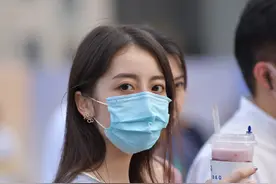 郑州街拍某步行街，夏装美女逛街流行时尚堪称潮流图片