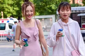 闺蜜俩同穿裙子，一个像大学生，一个像高中生，出街回头率超高图片