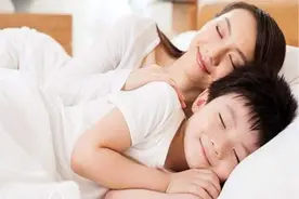 妈妈上厕所，13岁儿子丝毫不避讳，亲情越界，对孩子危害大图片