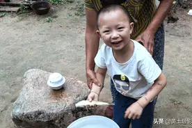 孙子放暑假回农村避暑，6旬奶奶乐开了花，看奶奶陪孙子都玩些啥图片