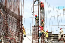 “来新加坡当客工的第一天，就体会到深深的无力感……”图片