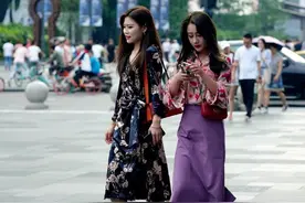时尚街拍：姐妹两人一起逛街，碎花元素好亮眼，瞬间爱了图片