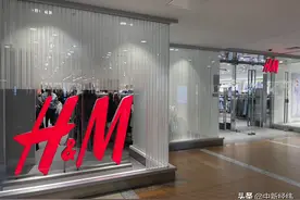 实探风波中的H&M门店：店员一问三不知，顾客排队试衣图片