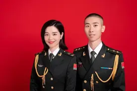 陆军女上士告白男中尉：“父母走了，往后余生，我就是你的家”图片