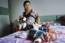 妈妈生三胞胎，父亲欲哭无泪图片