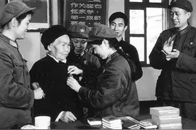 黄继光母亲邓芳芝：不能在毛主席面前流泪，毛主席儿子也牺牲了图片