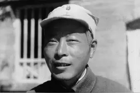 建国初有一大军区，司令员是上将，政委无军衔，副政委却是上将图片