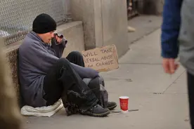 这就是你们不知道的美国生活：遍地流浪汉，乞讨还要被罚款！纪实图片