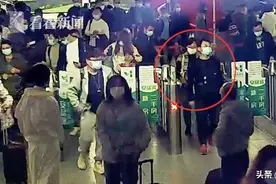 女子“买短乘长”逃票硬闯出站口，被拦后推倒怀孕的工作人员图片