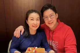 霍启刚晒合照庆结婚九周年，郭晶晶罕露害羞神情，夫妻笑容神同步图片