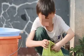 困境中成长！湘阴10岁男孩挑起家庭重担，照顾生病的爷爷图片