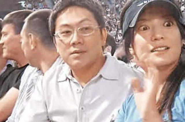 “小燕子”赵薇的情史：四个男朋友和一个老公，她要的生活很简单