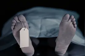 印度医生判断失误，宣布男子死亡后解剖，法医却发现人还活着图片
