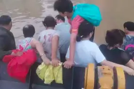 河南新乡洪水里一条船15人落水，救援队救起14人被指“不专业”，失去孩子的父母为此写了证明图片